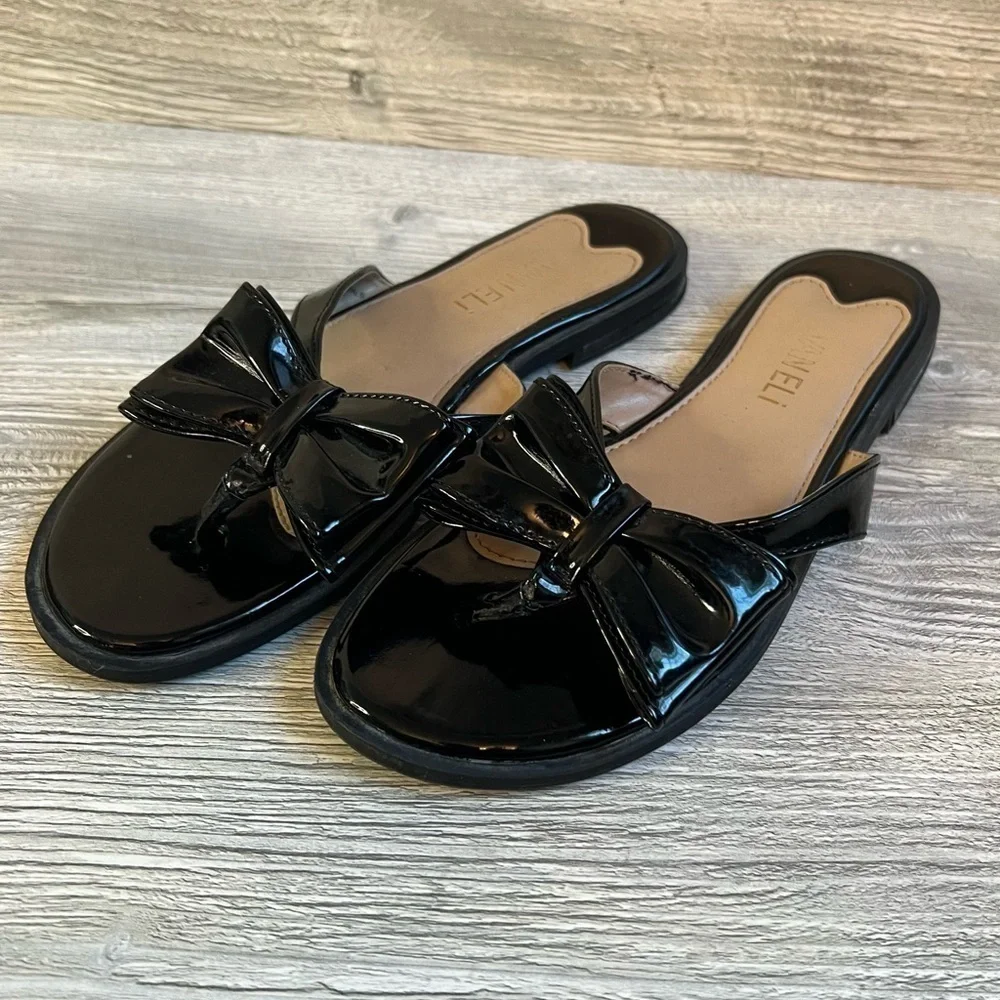 Woman’s Vaneli Iggie black patent bow toe thong sandal size 6